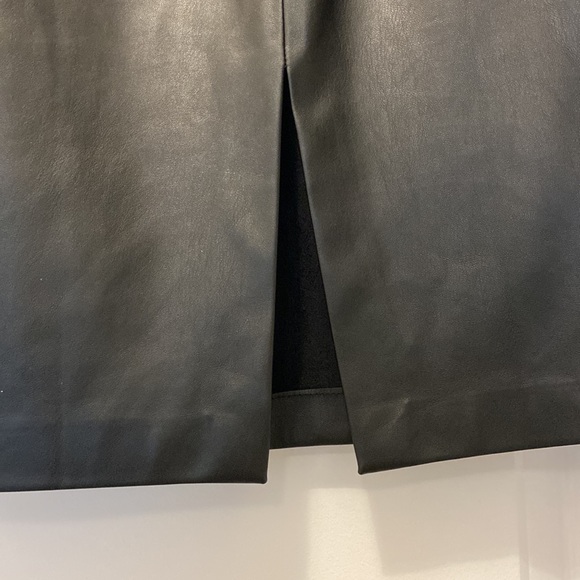 Black vegan leather skirt with slit at the back - Picture 3 of 4